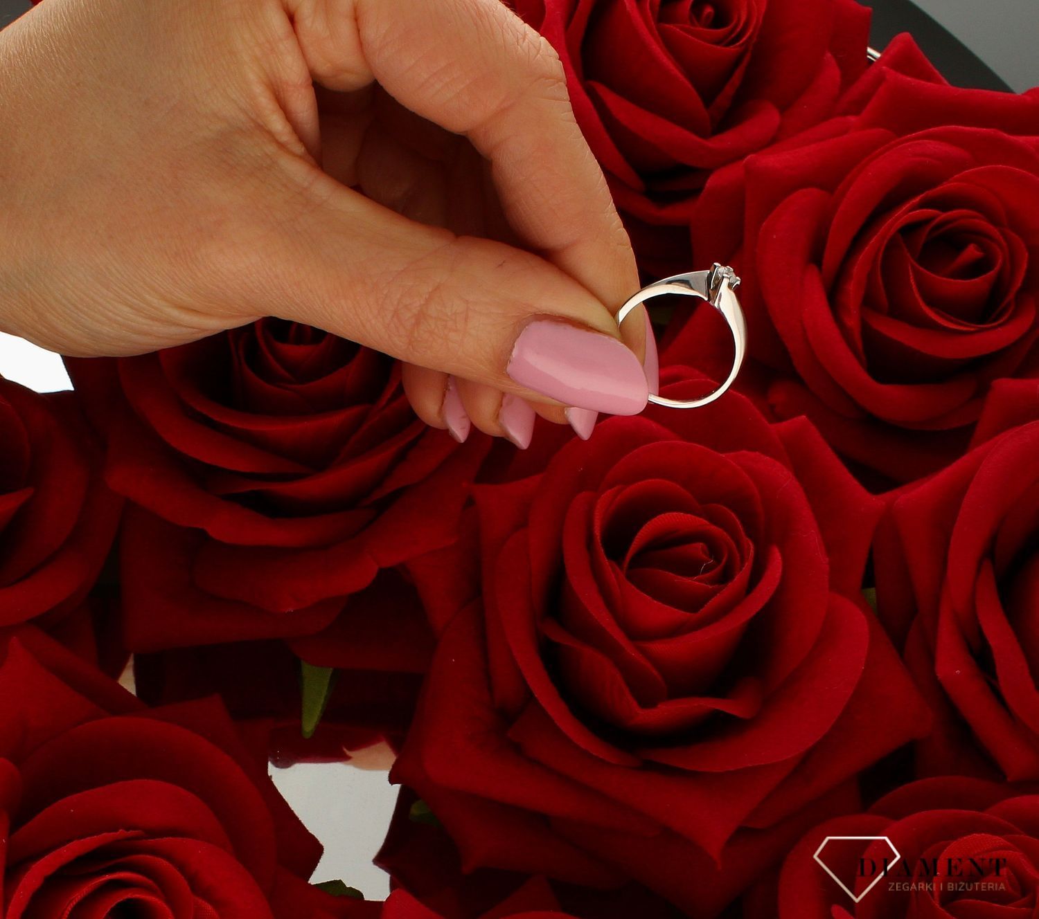 Złoty pierścionek zaręczynowy białe złoto  Zakochany w Tobie 333 PI 1958. Prezent podkreśli piękno wyjątkowych momentów zaręczyn.jpg